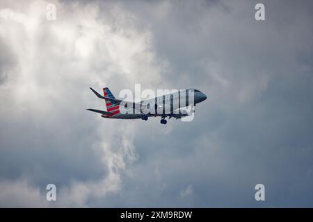 American Eagle N429YX : ein American Eagle (AA) Embraer 175 nähert sich dem New Yorker Flughafen LaGuardia an und landet auf der Start- und Landebahn 4. Stockfoto