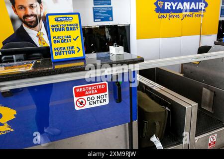 London, Großbritannien. Juli 2024. Check-in und Gepäckabgabe am Ryanair Check-in-Schalter am Flughafen London Stansted. Der London Stansted Airport ist ein internationaler Flughafen, der etwa 30 Meilen nördlich von Central London liegt. Es ist einer der großen Flughäfen, die London ansteuern. (Credit Image: © Dominika Zarzycka/SOPA images via ZUMA Press Wire) NUR REDAKTIONELLE VERWENDUNG! Nicht für kommerzielle ZWECKE! Stockfoto