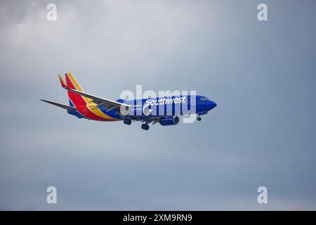 Southwest 8509 : Eine Boeing 737-800 der Southwest Airlines (WN) nähert sich dem New Yorker Flughafen LaGuardia an und landet auf der Landebahn 4. Stockfoto