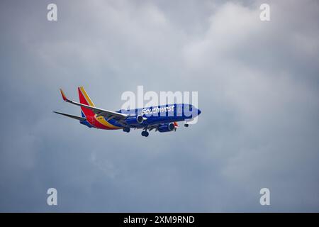 Southwest 8509 : Eine Boeing 737-800 der Southwest Airlines (WN) nähert sich dem New Yorker Flughafen LaGuardia an und landet auf der Landebahn 4. Stockfoto