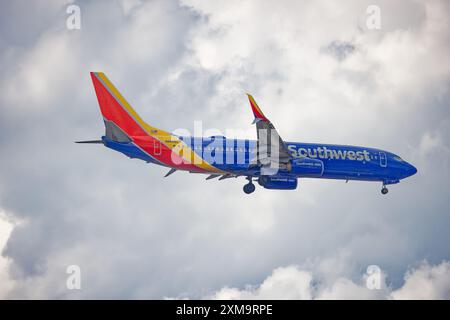 Southwest 8509 : Eine Boeing 737-800 der Southwest Airlines (WN) nähert sich dem New Yorker Flughafen LaGuardia an und landet auf der Landebahn 4. Stockfoto