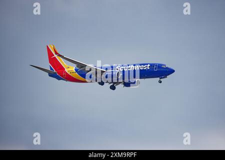 Southwest 8509 : Eine Boeing 737-800 der Southwest Airlines (WN) nähert sich dem New Yorker Flughafen LaGuardia an und landet auf der Landebahn 4. Stockfoto