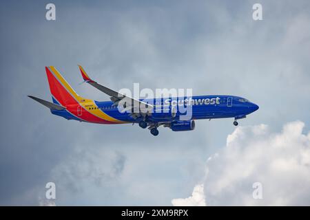 Southwest 8509 : Eine Boeing 737-800 der Southwest Airlines (WN) nähert sich dem New Yorker Flughafen LaGuardia an und landet auf der Landebahn 4. Stockfoto