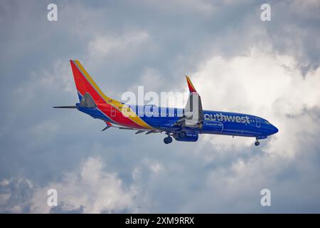 Southwest 8509 : Eine Boeing 737-800 der Southwest Airlines (WN) nähert sich dem New Yorker Flughafen LaGuardia an und landet auf der Landebahn 4. Stockfoto