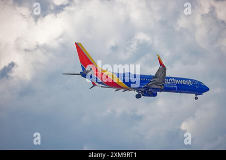 Southwest 8509 : Eine Boeing 737-800 der Southwest Airlines (WN) nähert sich dem New Yorker Flughafen LaGuardia an und landet auf der Landebahn 4. Stockfoto