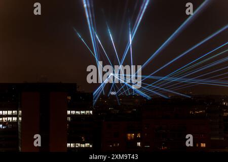 Paris, Frankreich - 26. Juli 2024: Laser-Lichtshow des Eiffelturms für die Eröffnungszeremonie der Olympischen Spiele Stockfoto