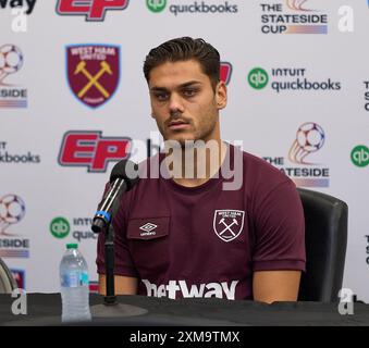 Jacksonville, Florida, USA. Juli 2024. Die englische Premier League ist freundlich, West Ham United gegen Wolverhampton. West Ham Defender Konstantinos Mavropanos spricht am Tag vor ihrem Spiel gegen Wolverhampton im Stateside Cup, einer Serie von drei Spielen in den USA in Florida und Maryland. Foto: Tim Davis/Alamy Live News Stockfoto