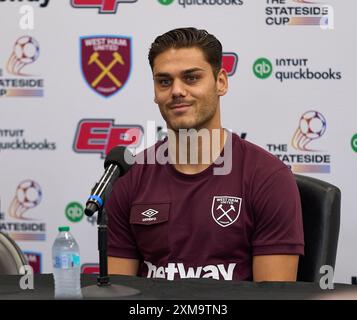 Jacksonville, Florida, USA. Juli 2024. Die englische Premier League ist freundlich, West Ham United gegen Wolverhampton. West Ham Defender Konstantinos Mavropanos spricht am Tag vor ihrem Spiel gegen Wolverhampton im Stateside Cup, einer Serie von drei Spielen in den USA in Florida und Maryland. Foto: Tim Davis/Alamy Live News Stockfoto