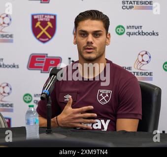 Jacksonville, Florida, USA. Juli 2024. Die englische Premier League ist freundlich, West Ham United gegen Wolverhampton. West Ham Defender Konstantinos Mavropanos spricht am Tag vor ihrem Spiel gegen Wolverhampton im Stateside Cup, einer Serie von drei Spielen in den USA in Florida und Maryland. Foto: Tim Davis/Alamy Live News Stockfoto