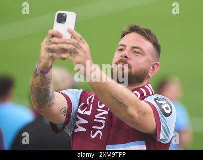 Jacksonville, Florida, USA. Juli 2024. Die englische Premier League ist freundlich, West Ham United gegen Wolverhampton. Ein Unterstützer von West Ham United, der seine Mannschaft am Tag vor dem Spiel gegen Wolverhampton beobachtet. Foto: Tim Davis/Alamy Live News Stockfoto