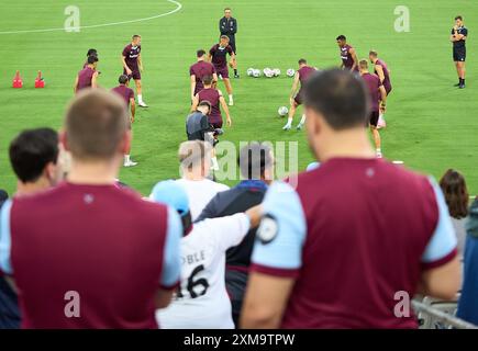 Jacksonville, Florida, USA. Juli 2024. Die englische Premier League ist freundlich, West Ham United gegen Wolverhampton. Die Fans von West Ham United begrüßen ihren Verein während eines Trainings am Tag vor ihrem Spiel gegen Wolverhampton. Foto: Tim Davis/Alamy Live News Stockfoto