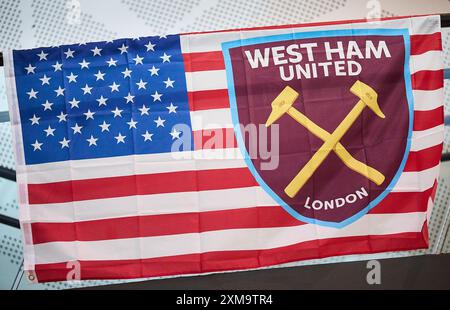 Jacksonville, Florida, USA. Juli 2024. Die englische Premier League ist freundlich, West Ham United gegen Wolverhampton. Ein Banner zeigt die Affinität des West Ham United Clubs zu seinen Anhängern in den USA. Foto: Tim Davis/Alamy Live News Stockfoto