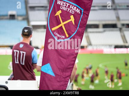 Jacksonville, Florida, USA. Juli 2024. Die englische Premier League ist freundlich, West Ham United gegen Wolverhampton. Ein Unterstützer von West Ham United, der seine Mannschaft am Tag vor dem Spiel gegen Wolverhampton beobachtet. Foto: Tim Davis/Alamy Live News Stockfoto