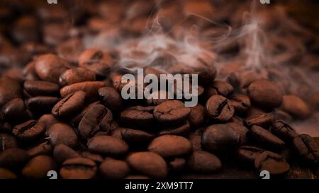 Ein Haufen Kaffeebohnen, die zusammen gestapelt sind und zu einer köstlichen Tasse Kaffee gebrüht werden können. Hintergrund von Kaffeebohnen mit Rauch, Textur Stockfoto