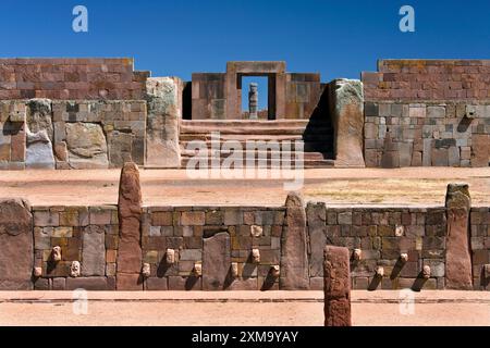 Präkolumbianische Ausgrabungsstätte Tiwanaku, in der Nähe des südlichen Ufers des Titicacasees in Bolivien. Das Gelände liegt auf einer Höhe von 3.850 Metern und ist über 2000 Jahre alt. Sie begann als kleine Siedlung und entwickelte sich später zwischen 400 und 900 n. Chr. zu einer geplanten Stadt. Diese Stadt diente als spirituelles und politisches Zentrum der Tiwanaku-Kultur. Auf ihrem Höhepunkt um 800 n. Chr. wurde die Bevölkerung der Stadt auf 10.000 bis 20.000 Einwohner geschätzt. Stockfoto