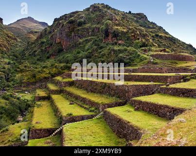 Ein kleiner Teil der Inka-Ruinen und landwirtschaftlichen Terrassen in Qantus Raqay im Heiligen Tal der Inkas in Peru. Man geht davon aus, dass diese Terrassen der Standort eines landwirtschaftlichen Forschungszentrums der Inka sind, um verschiedene Kulturstämme zu testen. Die unterschiedlichen Höhen der Terrassen bildeten eine Reihe von Mikroklimaten, die die Wachstumsbedingungen in verschiedenen Höhen nachahmten. Stockfoto