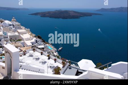 Blick auf die Inselhauptstadt Fira, auch Thira, am Kraterrand, im Hintergrund Vulkaninsel Nea Kameni Santorini, Kykladen, Griechisch Stockfoto