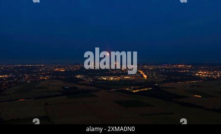 Der rote Vollmond überquert Frankfurts Bank-Skyline. Wegen seiner rötlichen Farbe beim Aufsteigen wird der Vollmond im Juli auch als der bezeichnet Stockfoto