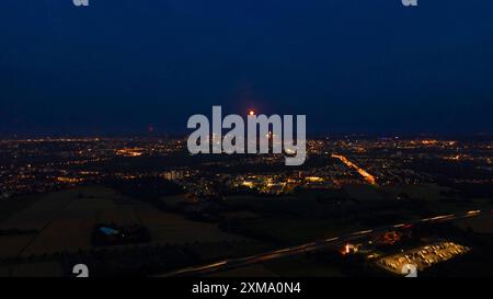 Der rote Vollmond überquert Frankfurts Bank-Skyline. Wegen seiner rötlichen Farbe beim Aufsteigen wird der Vollmond im Juli auch als der bezeichnet Stockfoto