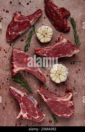 Frische, rohe Kalbsrippchen, mit Gewürzen, Blick von oben, keine Leute Stockfoto