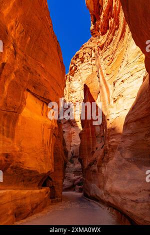 Wir gehen über die Siq, Petra, Jordan Stockfoto