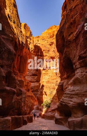 Wir gehen über die Siq, Petra, Jordan Stockfoto