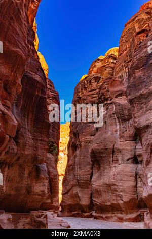 Wir gehen über die Siq, Petra, Jordan Stockfoto