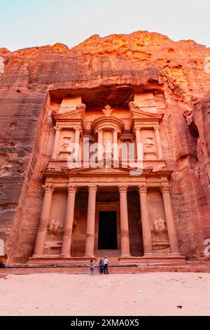 Schatzkammer oder Al-Khazneh, bei Sonnenuntergang Petra, Jordanien Stockfoto