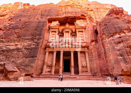 Treasury oder Al-Khazneh bei Sonnenuntergang, Petra, Jordanien Stockfoto