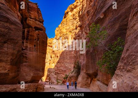 Wir gehen über die Siq, Petra, Jordan Stockfoto