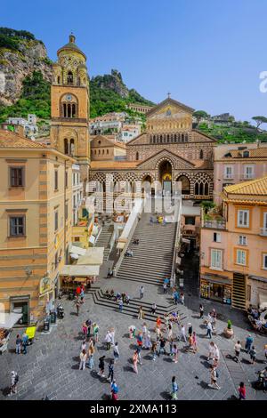Domplatz mit Kathedrale im historischen Zentrum, Amalfi, Amalfiküste, Amalfitana, Kampanien, Italien Stockfoto