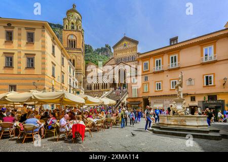 Straßencafé und Brunnen auf dem Domplatz mit Kathedrale im historischen Zentrum, Amalfi, Amalfiküste, Amalfitana, Kampanien, Italien Stockfoto