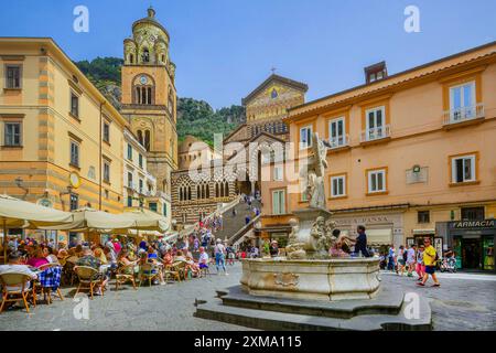 Straßencafé und Brunnen auf dem Domplatz mit Kathedrale im historischen Zentrum, Amalfi, Amalfiküste, Amalfitana, Kampanien, Italien Stockfoto