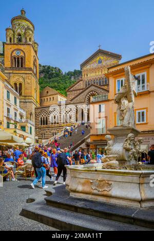 Brunnen auf dem Domplatz mit Kathedrale im historischen Zentrum, Amalfi, Amalfiküste, Amalfitana, Kampanien, Italien Stockfoto