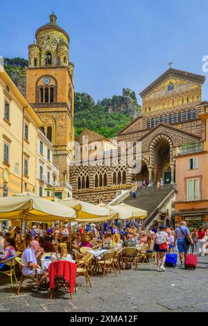 Straßencafé auf dem Domplatz mit der Kathedrale im historischen Zentrum, Amalfi, Amalfiküste, Amalfitana, Kampanien, Italien Stockfoto