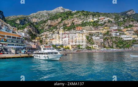 Blick vom Boot des Dorfes auf die Klippen über dem Meer, Positano, Amalfiküste, Amalfitana, Kampanien, Italien Stockfoto