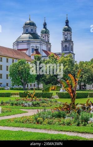 Der Hofgarten mit der katholischen Pfarrkirche und der Basilika St. Lorenz, Kempten, Allgaeu, Bayern, Deutschland Stockfoto