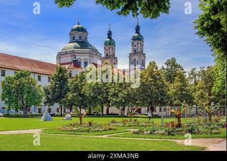 Der Hofgarten mit der katholischen Pfarrkirche und der Basilika St. Lorenz, Kempten, Allgaeu, Bayern, Deutschland Stockfoto