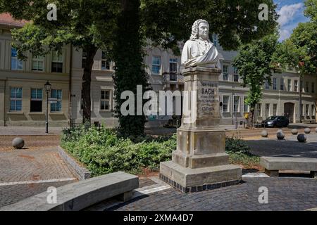 Bachdenkmal des Bildhauers Heinrich Pohlmann, Denkmal für Johann Sebastian Bach, Musiker und Komponist, Bachplatz, Koethen, Sachsen-Anhalt, Deutschland Stockfoto