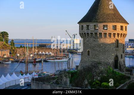 Turmtour Tanguy an der Mündung des Flusses Penfeld in die Bucht von Brest, Segelschiffe, während der Fetes Maritimes 2024, Brest, Departement Stockfoto