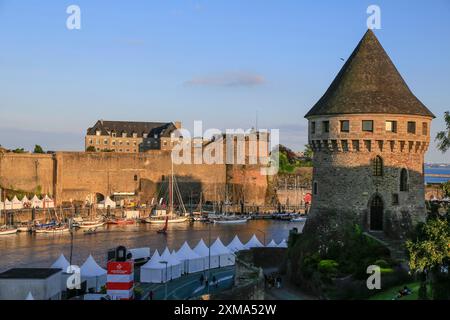 Die Festung Chateau de Brest, einschließlich des National Maritime Museum an der Mündung des Flusses Penfeld in die Bucht von Brest, Tour Tanguy Tower auf dem Stockfoto