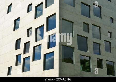 Ein modernes Gebäude mit zahlreichen quadratischen Fenstern vor blauem Himmel mit Wolken, School of Management and Design, Zeche Zollverein, Essen, Ruhr Stockfoto