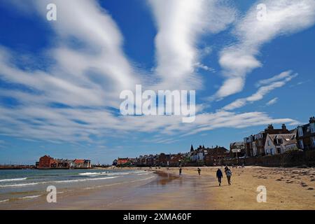 Strand mit Häusern entlang der Küste und dramatischen Wolken am blauen Himmel, magische, North Berwick, Schottland, Großbritannien Stockfoto