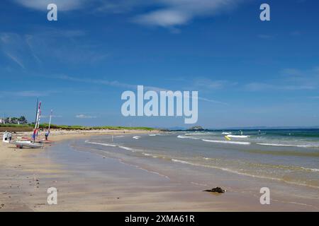 Ruhiger Strand mit Booten am Ufer und blauem Himmel mit verstreuten Wolken, North Berwick, Schottland, Großbritannien Stockfoto