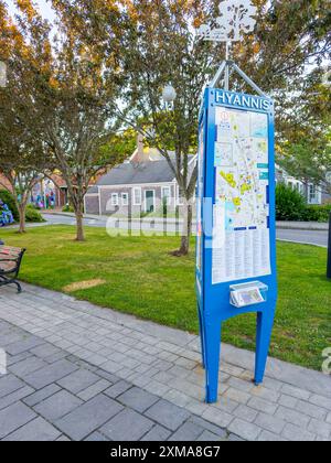 Hyannis, MA, USA - 1. Juli 2024: Hyannis, Massachusetts, USA. Straßenschilder Fußgängerverzeichnis. Stockfoto