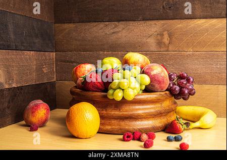 Stillleben in der Küche mit Trauben, Äpfeln, Erdbeeren, Himbeeren, Heidelbeeren und Bananen Stockfoto