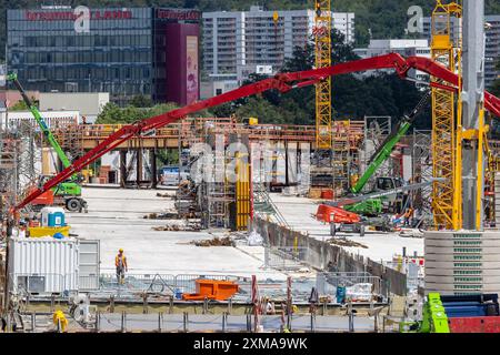 Baustelle an der Autobahn A81 bei Boeblingen. Alle Brücken werden durch neue ersetzt, wenn die Autobahn auf sechs Fahrspuren erweitert wird. Stockfoto