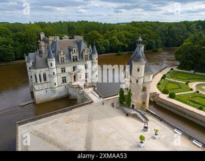 Renaissanceschloss mit einem Turm und einer Brücke über einen Fluss, umgeben von grüner Landschaft, aus der Vogelperspektive, Schloss Chenonceau, Chateau de Chenonceau Stockfoto