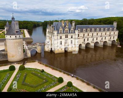 Renaissanceschloss auf einer Brücke über einen Fluss, umgeben von gepflegten Parks, Blick aus der Vogelperspektive, Schloss Chenonceau, Schloss Chateau de Chenonceau, Wasserschloss Stockfoto