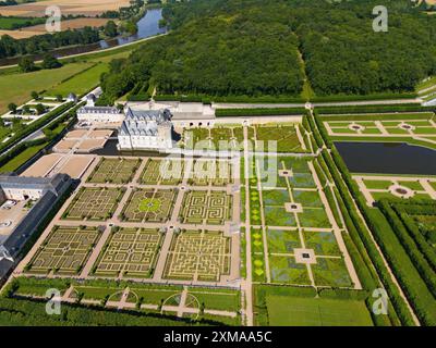 Aus der Vogelperspektive auf ein Schloss mit formalen, geometrischen Gärten bestehend aus Labyrinthen, Teichen und gepflegten Wegen, aus der Vogelperspektive, Schloss Villandry Stockfoto